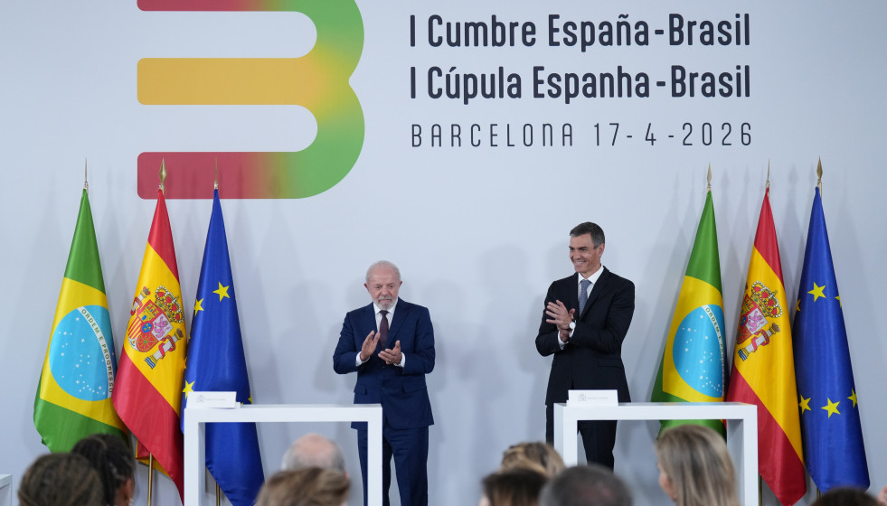 El presidente de España, Pedro Sánchez, y el presidente de Brasil, Luiz Inácio Lula da Silva, durante la celebración de la I Cumbre España-Brasil el 17 de abril de 2026, en Barcelona (España).
