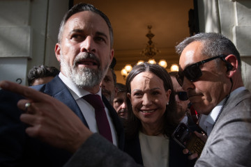 El presidente de Vox, Santiago Abascal, y la líder opositora venezolana, María Corina Machado, tras una reunión en la Fundación Disenso, a 17 de abril de 2026, en Madrid (España).