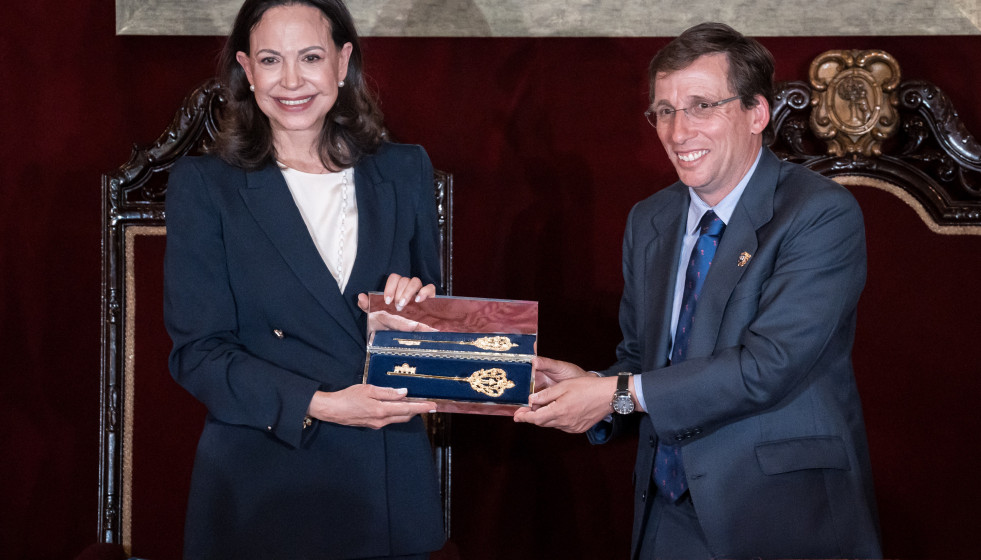 El alcalde de Madrid, José Luis Martínez-Almeida, entrega la Llave de Oro de la Villa de Madrid a la líder opositora venezolana y Premio Nobel de la Paz 2025, María Corina Machado, a 17 de abril d