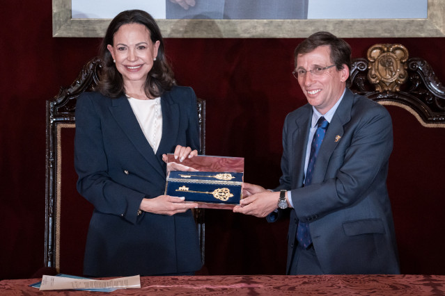 El alcalde de Madrid, José Luis Martínez-Almeida, entrega la Llave de Oro de la Villa de Madrid a la líder opositora venezolana y Premio Nobel de la Paz 2025, María Corina Machado, a 17 de abril de 2026, en Madrid (España).