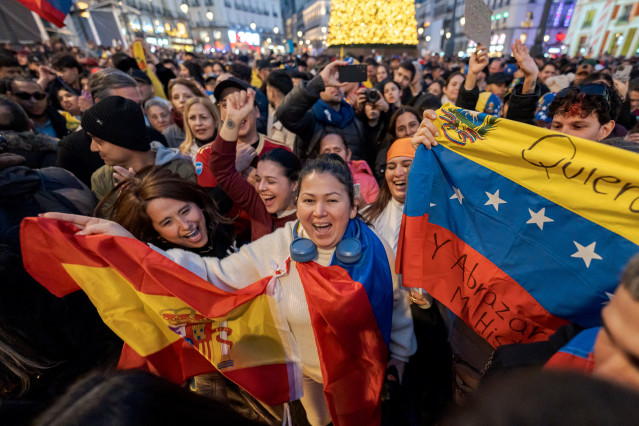 Archivo - Cientos de personas durante la concentración en apoyo de Venezuela y de celebración por la captura de Nicolás Maduro, en la Puerta del Sol, a 3 de enero de 2026, en Madrid (España).