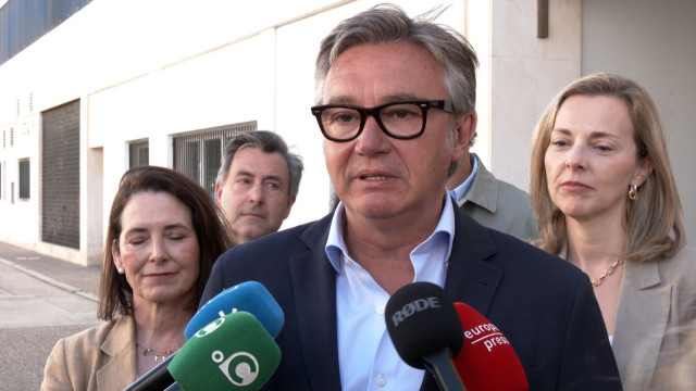 Manuel Gavira, candidato de Vox a la Presidencia de la Junta de Andalucía, en el Hospital Puerta del Mar de Cádiz