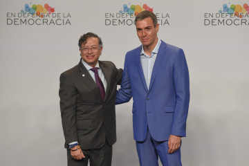 El presidente de Colombia, Gustavo Petro (i), y el presidente del Gobierno, Pedro Sánchez (d), durante la IV Reunión en Defensa de la Democracia, a 18 de abril de 2026, en Barcelona.