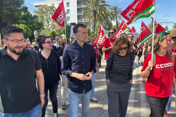 El candidato de Por Andalucía, Antonio Maíllo, en una manifestación de familias de alumnos con necesidades especiales en Jerez de la Frontera (Cádiz).