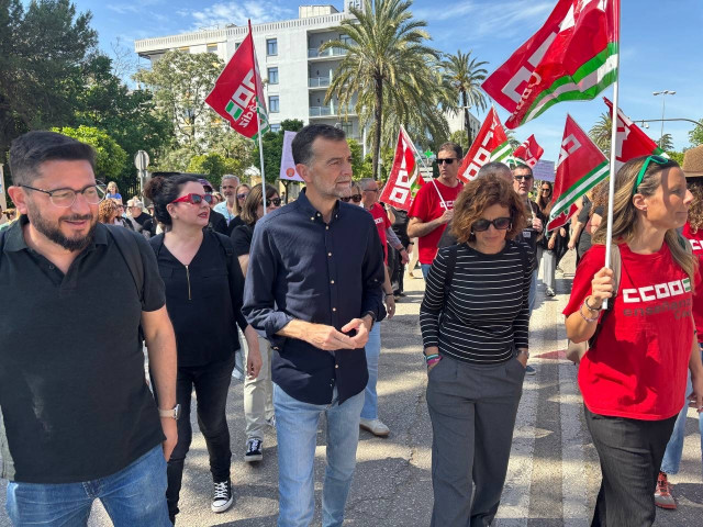 El candidato de Por Andalucía, Antonio Maíllo, en una manifestación de familias de alumnos con necesidades especiales en Jerez de la Frontera (Cádiz).