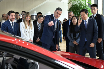El presidente del Gobierno, Pedro Sánchez, visita la sede de Xiaomi en Pekín junto a su mujer, Begoña Gómez.