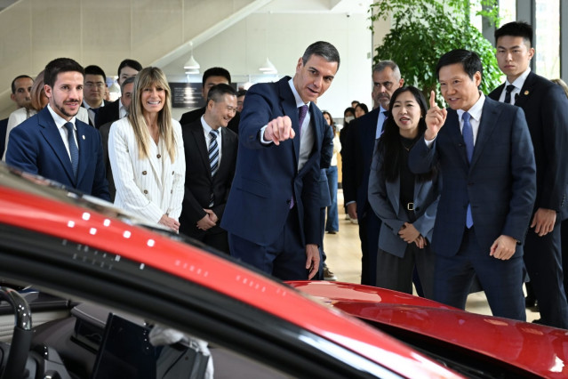 El presidente del Gobierno, Pedro Sánchez, visita la sede de Xiaomi en Pekín junto a su mujer, Begoña Gómez.