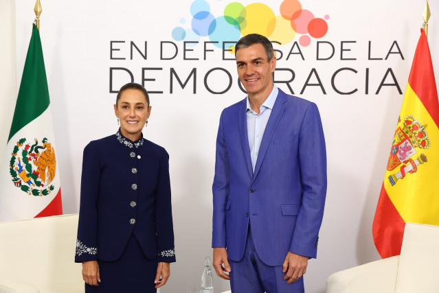 La presidenta de México, Claudia Sheinbaum y el presidente del Gobierno, Pedro Sánchez, en la IV Reunión en defensa de la democracia.