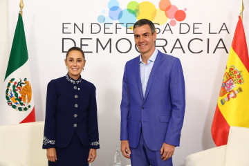 La presidenta de México, Claudia Sheinbaum y el presidente del Gobierno, Pedro Sánchez, en la IV Reunión en defensa de la democracia.