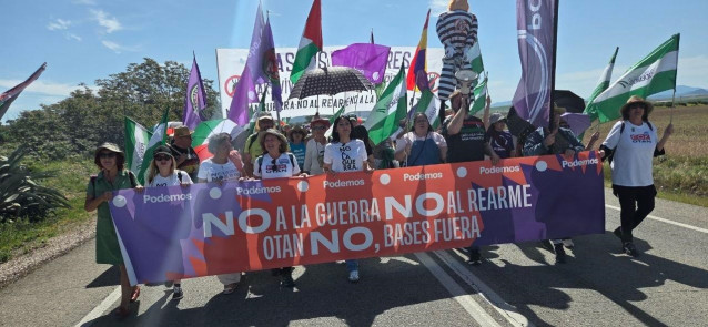 Participantes en la marcha a la base militar estadounidense de Morón de la Frontera (Sevilla) convocada por la Plataforma Andalucía por la Paz.