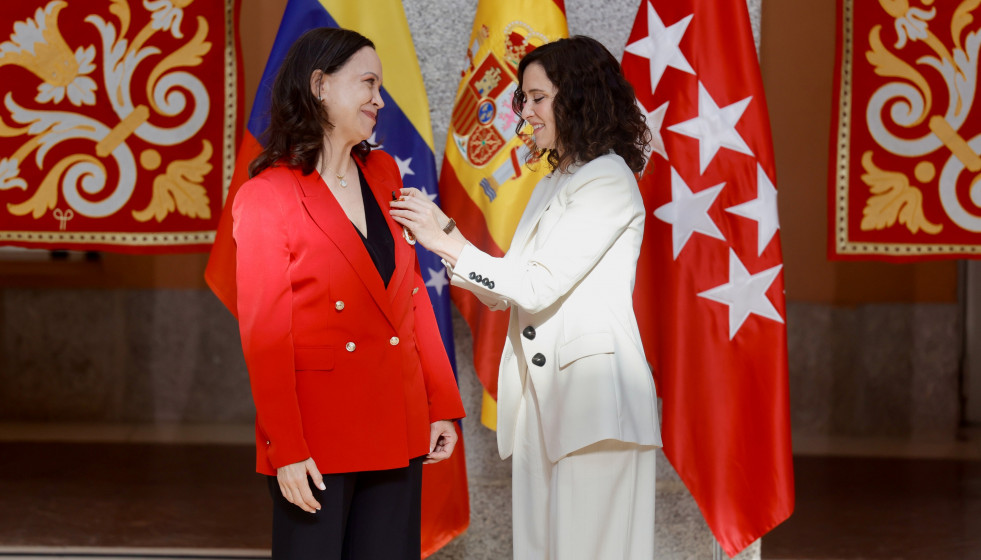 La presidenta de la Comunidad de Madrid, Isabel Díaz Ayuso, impone la Medalla de Oro de la región a la líder opositora venezolana y premio Nobel de la Paz, María Corina Machado.