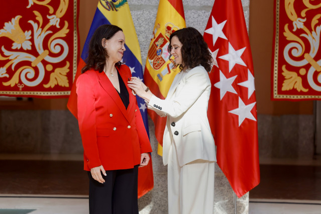 La presidenta de la Comunidad de Madrid, Isabel Díaz Ayuso, impone la Medalla de Oro de la región a la líder opositora venezolana y premio Nobel de la Paz, María Corina Machado.
