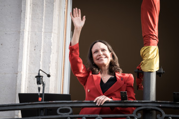 La líder opositora venezolana, María Corina Machado, saluda durante un encuentro con la diáspora venezolana, en la Puerta del Sol, a 18 de abril de 2026, en Madrid (España)