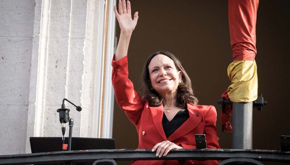 La líder opositora venezolana, María Corina Machado, saluda durante un encuentro con la diáspora venezolana, en la Puerta del Sol, a 18 de abril de 2026, en Madrid (España)