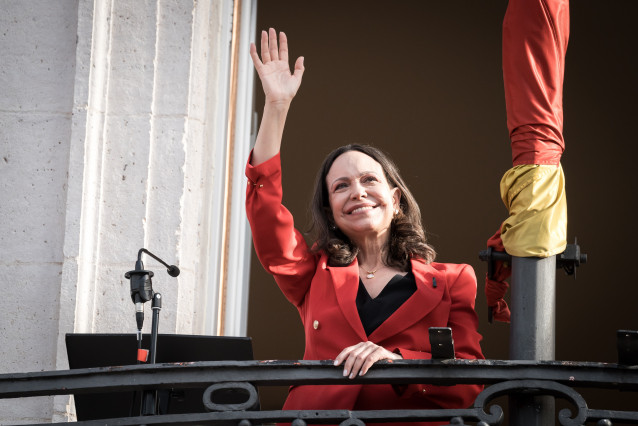 La líder opositora venezolana, María Corina Machado, saluda durante un encuentro con la diáspora venezolana, en la Puerta del Sol, a 18 de abril de 2026, en Madrid (España)