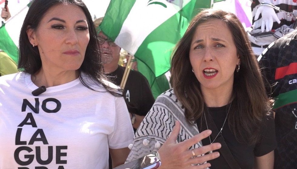 La secretaria general de Podemos, Ione Belarra, atiende a los medios en la marcha a la base de Morón de la Frontera (Sevilla).