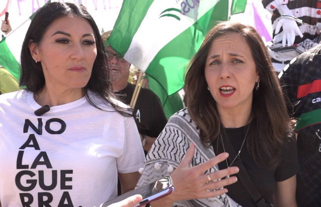 La secretaria general de Podemos, Ione Belarra, atiende a los medios en la marcha a la base de Morón de la Frontera (Sevilla).