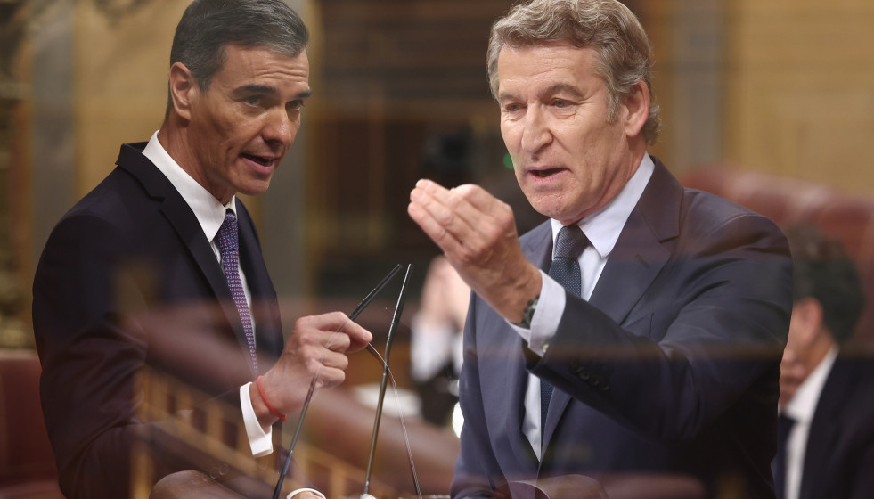 Archivo - El presidente del Gobierno, Pedro Sánchez, y el presidente del Partido Popular, Alberto Núñez Feijóo, durante una sesión de control al Gobierno, en el Congreso de los Diputados, a 12 de