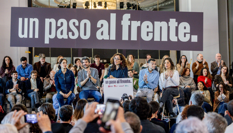 Archivo - La portavoz de Más Madrid en el Ayuntamiento de Madrid, Rita Maestre (d), la ministra de Sanidad, Mónica García (c), el coordinador federal de IU, Antonio Maillo (2d), la coordinadora gen