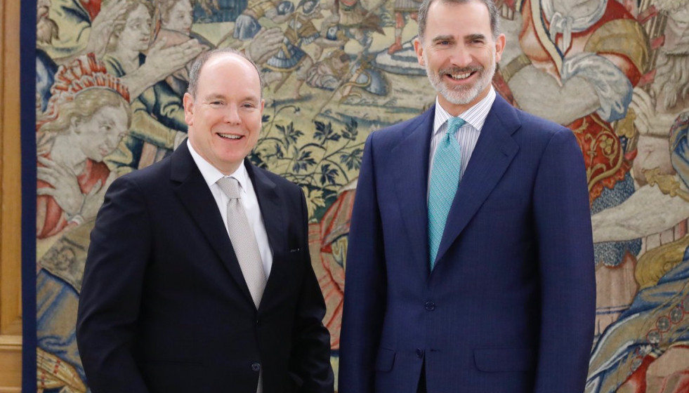 Archivo - El  príncipe Alberto II de Mónaco y el Rey Felipe VI posan juntos durante el encuentro en la Zarzuela.