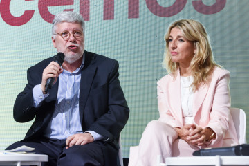 Archivo - El portavoz de Exteriores de Sumar, Agustín Santos Maraver, y la vicepresidenta segunda, Yolanda Díaz.