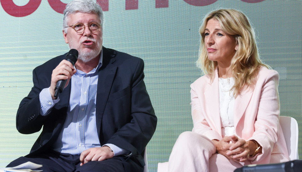 Archivo - El portavoz de Exteriores de Sumar, Agustín Santos Maraver, y la vicepresidenta segunda, Yolanda Díaz.