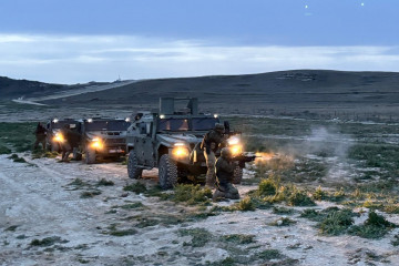 Archivo - Militares participan en unas maniobras.