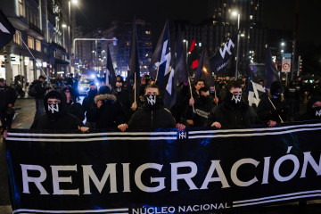 Archivo - Un grupo de personas durante una manifestación en contra de la regulación masiva de migrantes anunciada por el Gobierno central y la gestión de los accidentes ferroviarios de Adamuz y Gel