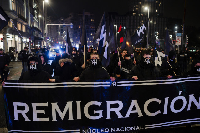Archivo - Un grupo de personas durante una manifestación en contra de la regulación masiva de migrantes anunciada por el Gobierno central y la gestión de los accidentes ferroviarios de Adamuz y Gelida, a 7 de febrero de 2026, en Madrid (España).