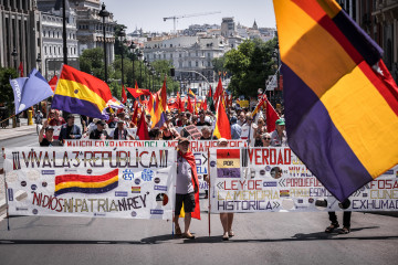 Archivo - Decenas de personas durante la II Marcha Republicana, a 15 de junio de 2025, en Madrid (España). La manifestación, convocada bajo el lema ‘Hasta que se vayan’, busca movilizar a la ciu
