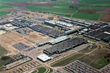 Archivo - Imagen aérea de la factoría de Renault en Palencia