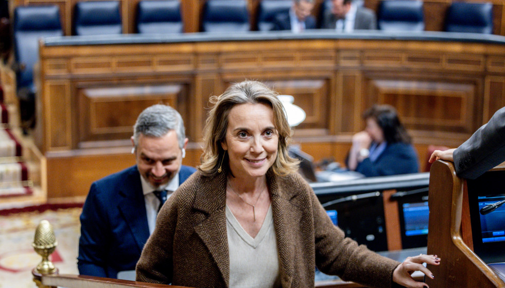 La vicesecretaria de Regeneración del Partido Popular, Cuca Gamarra, a su salida de una sesión plenaria en el Congreso de los Diputados, a 24 de marzo de 2024, en Madrid (España).