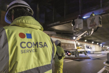 Archivo - Un trabajador de Comsa