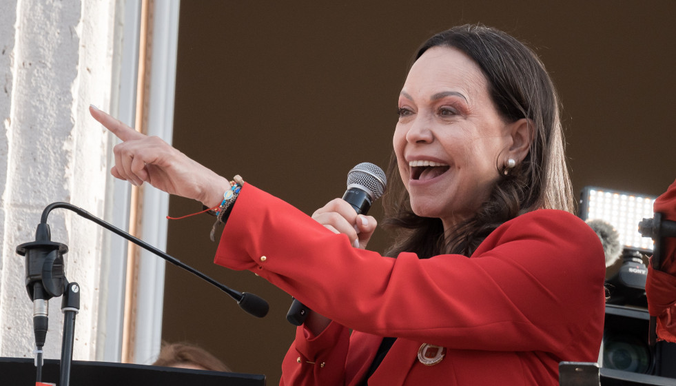 La líder opositora venezolana, María Corina Machado, saluda a la diáspora venezolana tras la ceremonia de entrega de la Medalla de Oro de la región a la líder opositora venezolana.