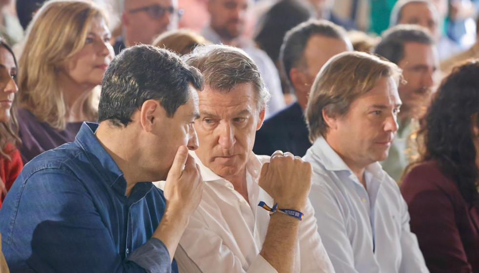 El presidente del PP-A, Juanma Moreno, conversa con el presidente del PP, Alberto Núñez Feijóo, en la Intermunicipal del PP-A en Córdoba.