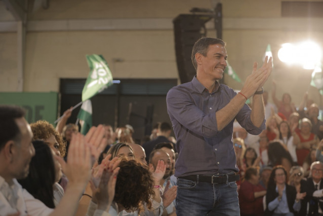 El presidente del Gobierno, Pedro Sánchez, ha intervenido este domingo en un acto en Gibraleón (Huelva).