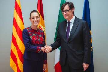 El presidente de la Generalitat, Salvador Illa, junto a la presidenta de México, Claudia Sheinbaum