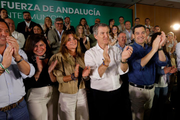 El presidente del PP, Alberto Núñez Feijóo, y el presidente del PP-A y candidato a la reelección a la presidencia de la Junta de Andalucía, Juanma Moreno, durante la Intermunicipal del PP andaluz