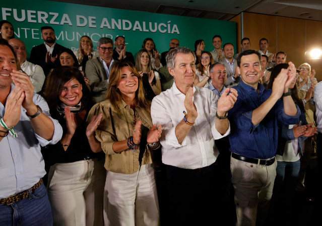 El presidente del PP, Alberto Núñez Feijóo, y el presidente del PP-A y candidato a la reelección a la presidencia de la Junta de Andalucía, Juanma Moreno, durante la Intermunicipal del PP andaluz. A 19 de abril de 2026, en Córdoba (Andalucía, España). El