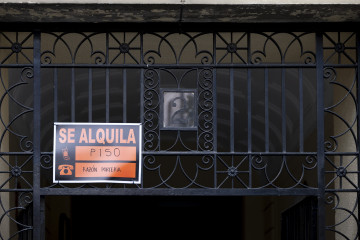 Un cartel de alquiler de un piso