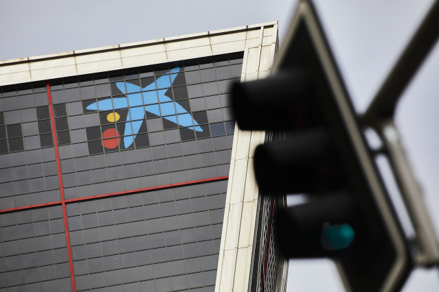 Archivo - El logo de Caixabank