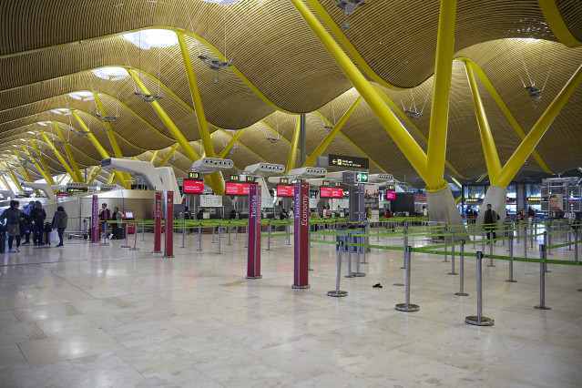 Mostradores de facturación en la Terminal T4 del Aeropuerto Adolfo Suárez Madrid-Barajas, a 30 de marzo de 2026, en Madrid (España).