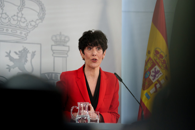La ministra de Inclusión, Seguridad Social y Migraciones, Elma Saiz, durante la rueda de prensa tras el consejo de Ministros, a 14 de abril de 2026, en Madrid (España). El Consejo de Ministros ha aprobado un real decreto que reforma el Reglamento de Extra