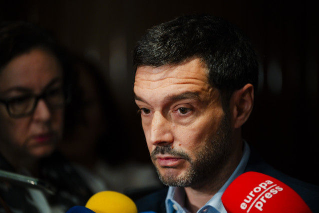 Archivo - El ministro de Derechos Sociales, Consumo y Agenda 2030, Pablo Bustinduy, atiende a los medios a su llegada a la celebración del 10º Aniversario de la Agenda 2030 , en la sede del Ministerio, a 30 de septiembre de 2025, en Madrid (España).