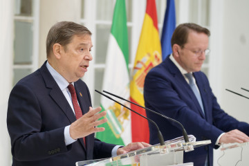 El ministro de Agricultura, Pesca y Alimentación, Luis Planas (i), ofrece una rueda de prensa para informar sobre la reunión mantenida con el comisario europeo de Salud y Bienestar de los Animales, 