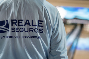 Archivo - Empleado de Reale Seguros en una iniciativa de voluntariado en el Día Solidario Reale.