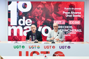 El secretario general de CCOO, Unai Sordo (d), y el secretario general de UGT, Pepe Álvarez (i), durante una rueda de prensa para presentar las movilizaciones del Primero de Mayo, así como su partic