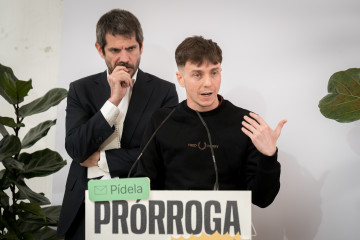 El ministro de Cultura, Ernest Urtasun (i), y el portavoz adjunto de Más Madrid en el Ayuntamiento de Madrid, Eduardo Rubiño (d), durante una rueda de prensa en conjunto de Movimiento Sumar, Comuns,