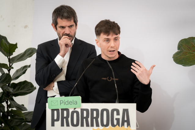 El ministro de Cultura, Ernest Urtasun (i), y el portavoz adjunto de Más Madrid en el Ayuntamiento de Madrid, Eduardo Rubiño (d), durante una rueda de prensa en conjunto de Movimiento Sumar, Comuns, Más Madrid e IU, a 20 de abril de 2026, en Madrid (Españ