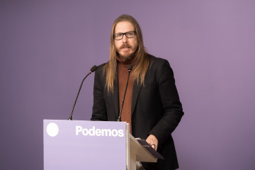 Archivo - El secretario de organización y portavoz de Podemos, Pablo Fernández, ofrece una rueda de prensa en la sede de Podemos, a 22 de diciembre de 2025, en Madrid (España).